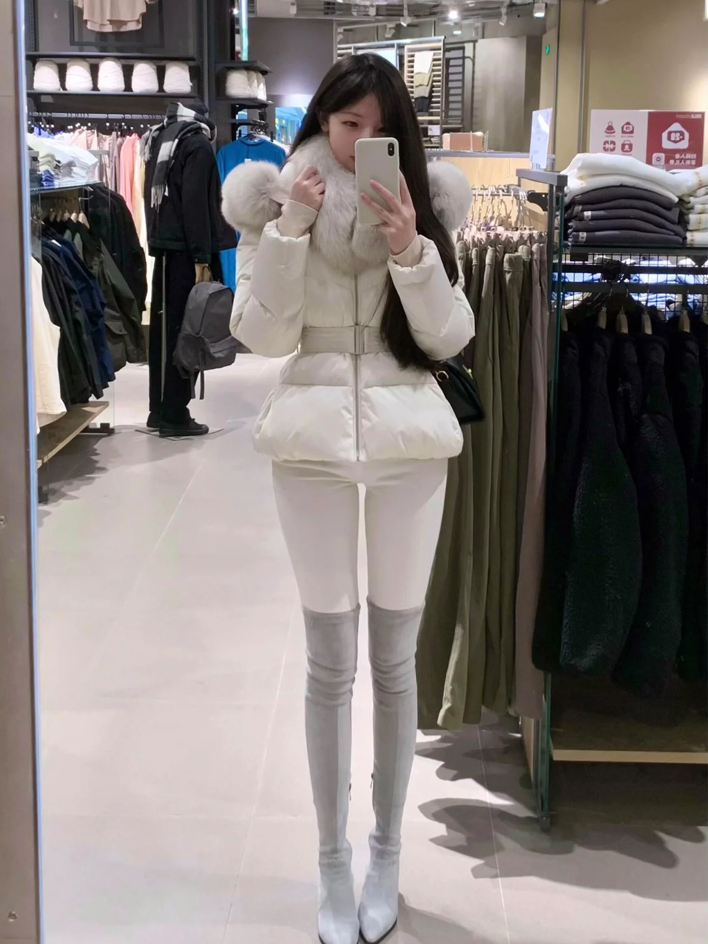 Nowa damska kurtka puchowa z futrzanym kapturem, biała, z bawełny, modelująca talię, stylizowana na płaszcz puchowy, idealna do dojazdów do pracy, ze sztucznym futrem, rok 2025.