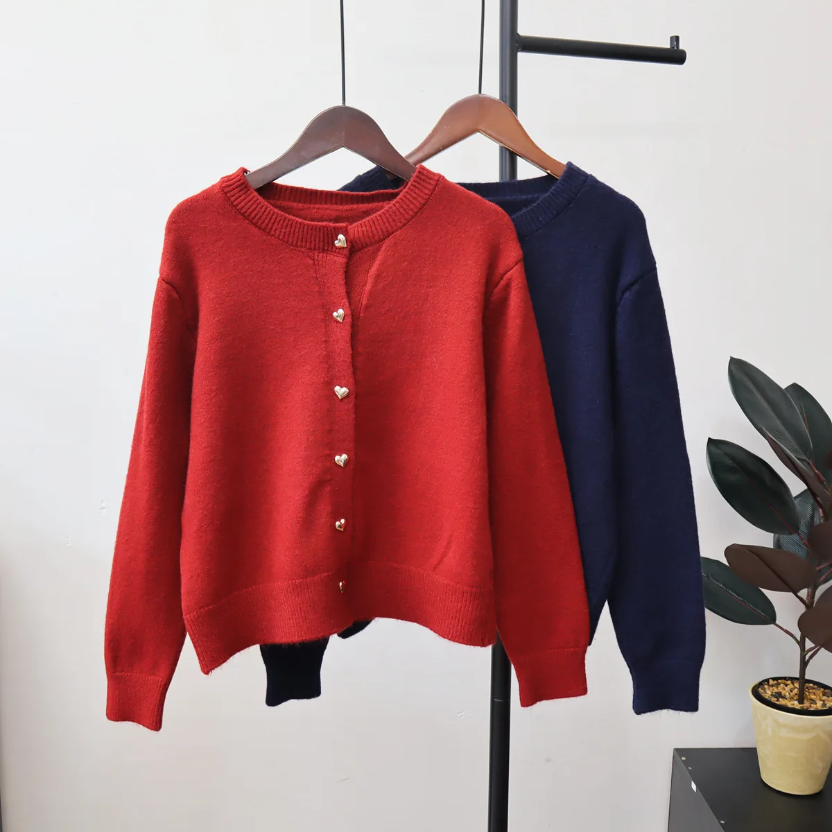 

Женский элегантный свитер с золотыми сердечками и пуговицами, мягкий теплый кардиган с длинными рукавами, простые однотонные вязаные топы, куртка, женская рубашка