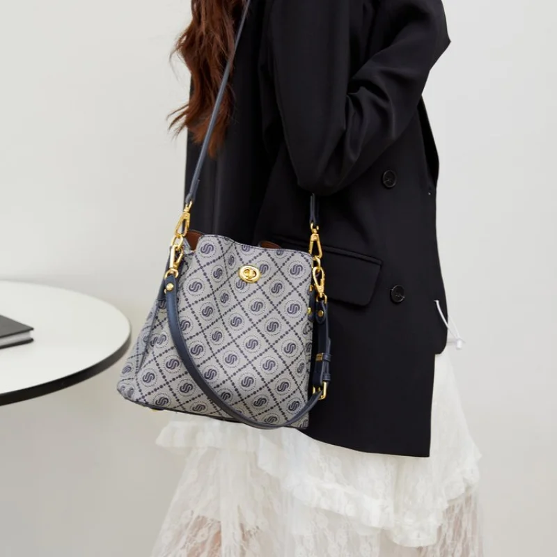 

High-End Ladies Hand Bags Crafted From Peach-Blossom-Patterned Leather Boasting Trendy Lasting Vintage Daily Style​