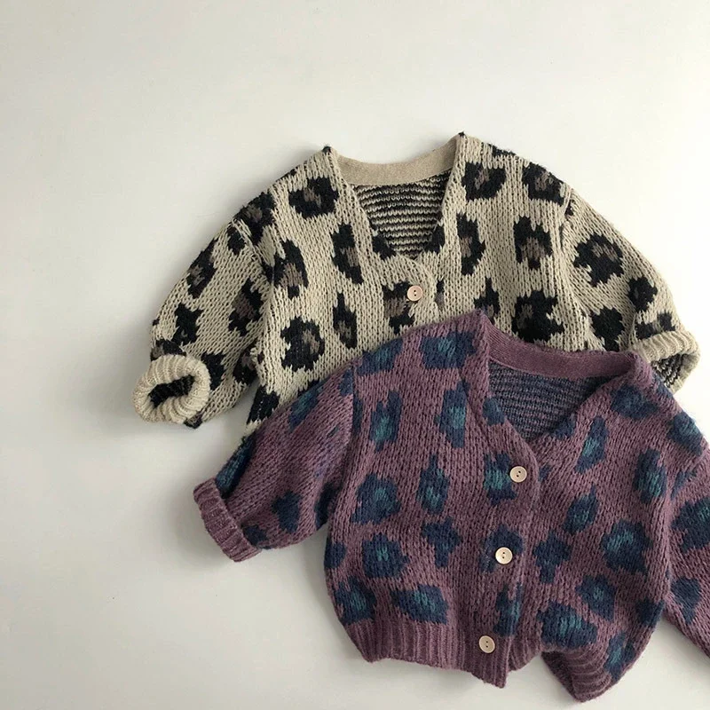 Suéteres de leopardo para niños y niñas, cárdigan de punto con cuello en V, suéter suelto suave, abrigos de otoño, nuevo