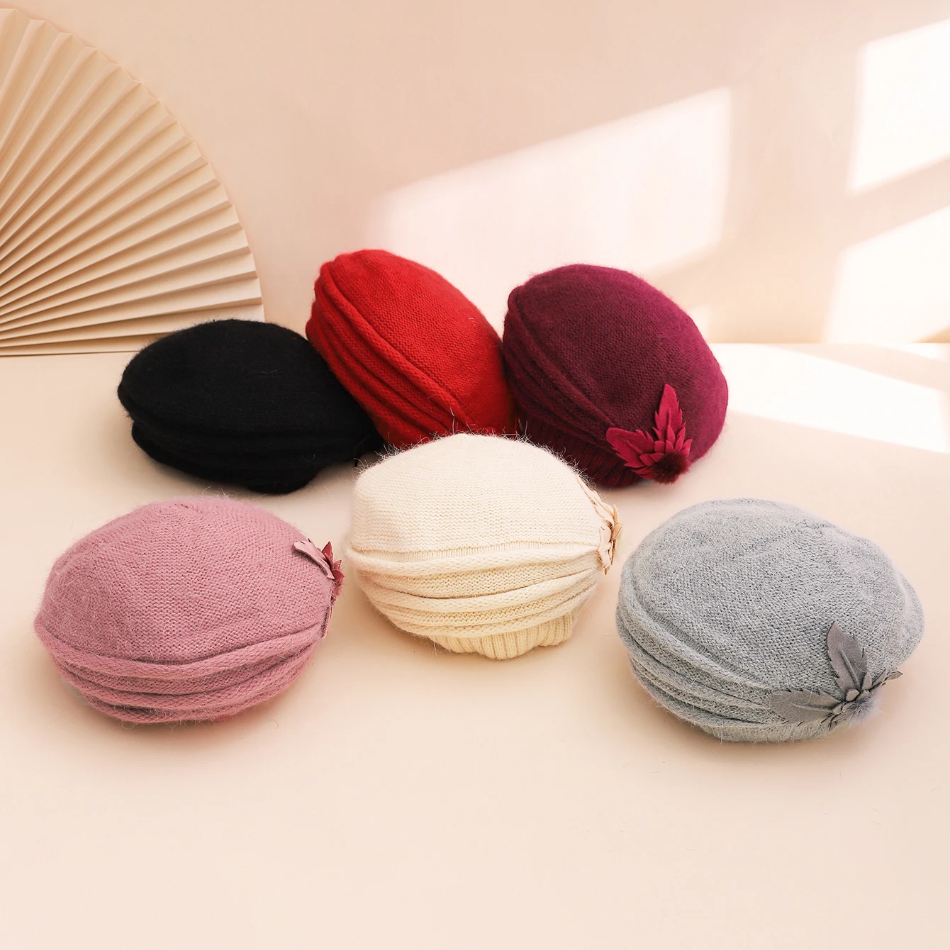 Neue, mit Blumen verdickte Baskenmütze im Herbst- und Winterstil. Modische und warme Strickmütze aus Wolle im koreanischen Stil für Mama