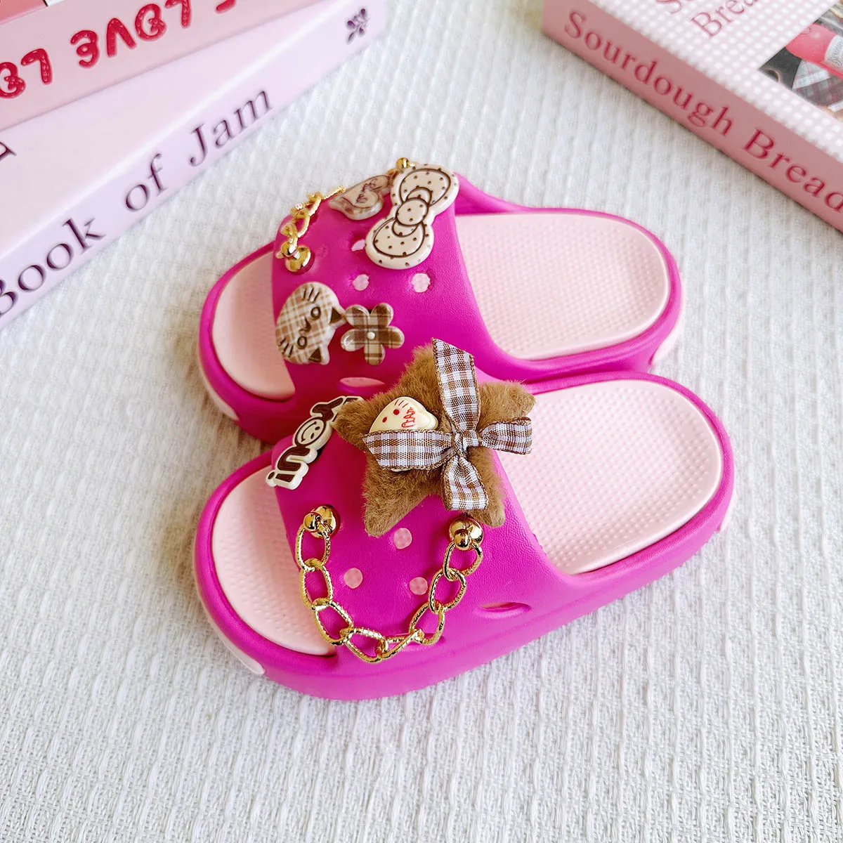 

New Popular Cartoon Chain Five-Pointed Star Kt Cat Versatile Eva Slippers for Boys and Girls Fashionable Double Soft-Soled Non-Slip Sandals 831