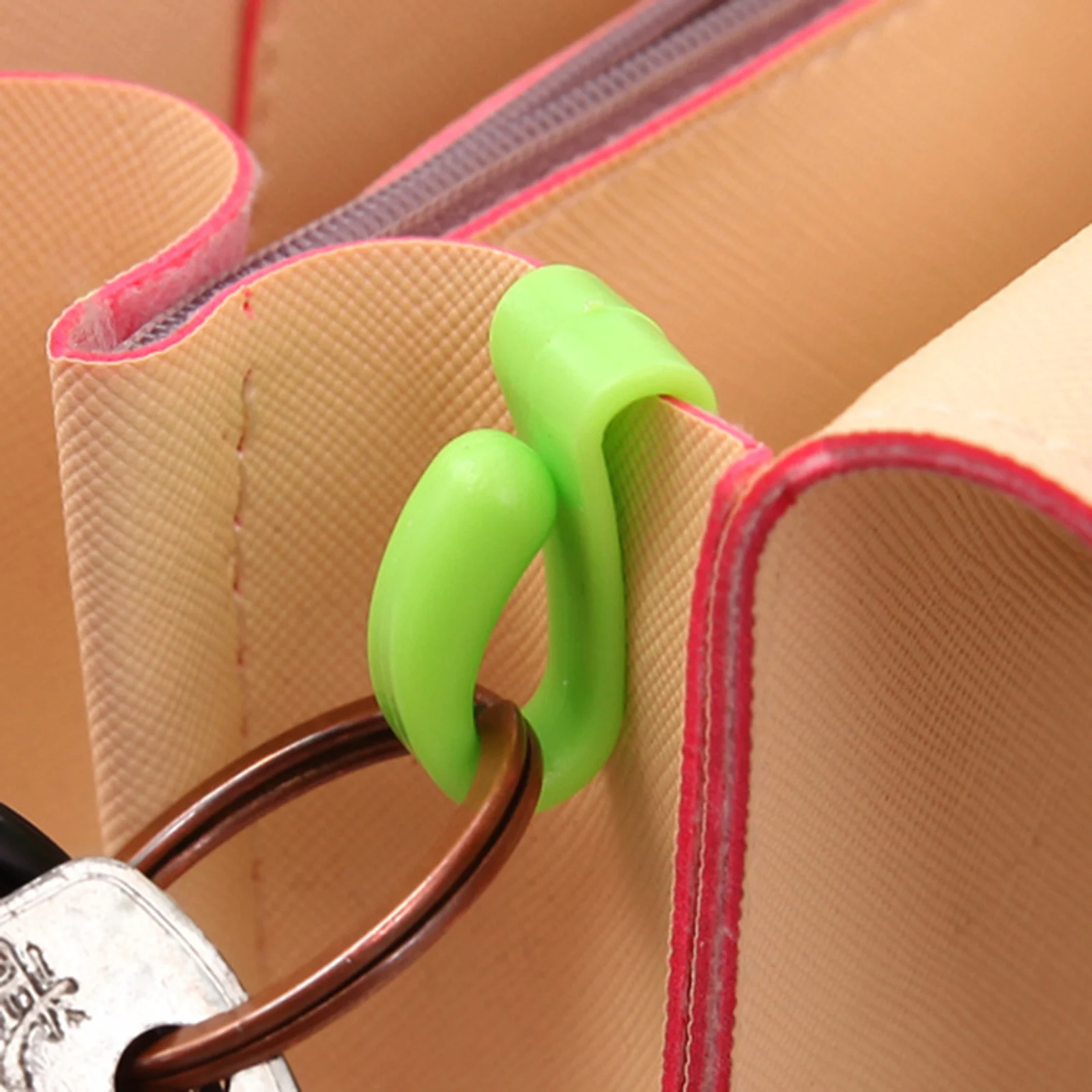 Creative Anti-Lost Bag Hooks, 2-Pack, Built-In Key Clip, Plastic Portable Anti-Lost Clip
