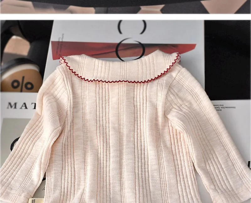 Koreanisches Mädchen-Basisshirt für Frühling und Herbst, langärmelig für junge Mädchen. Stilvolles Kinder-Shirt mit Cartoon-Erdbeer-Motiv. – Detail 4