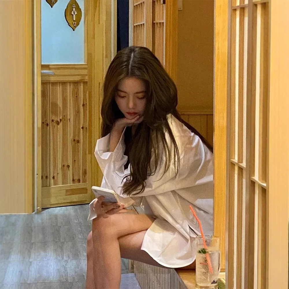 قميص نسائي أبيض طويل الأكمام ملابس داخلية ربيع الخريف تصميم تحسس حشد صغير طبقات ملابس خارجية قميص طبقة أساسية