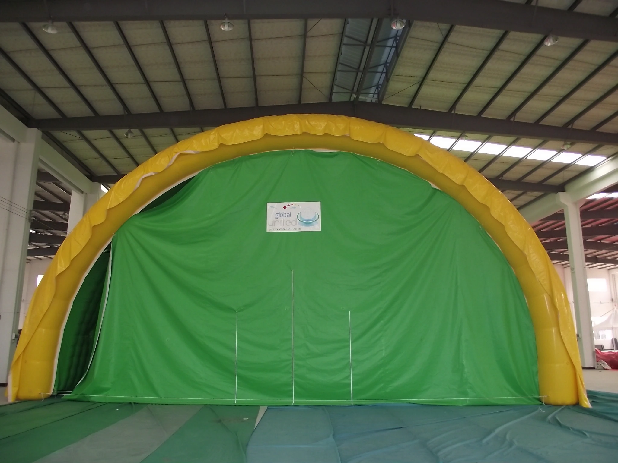 Tenda gonfiabile commerciale personalizzata con tunnel a cupola / Tende gonfiabili per tende da calcio a prezzo di fabbrica per esposizioni di feste in campeggio