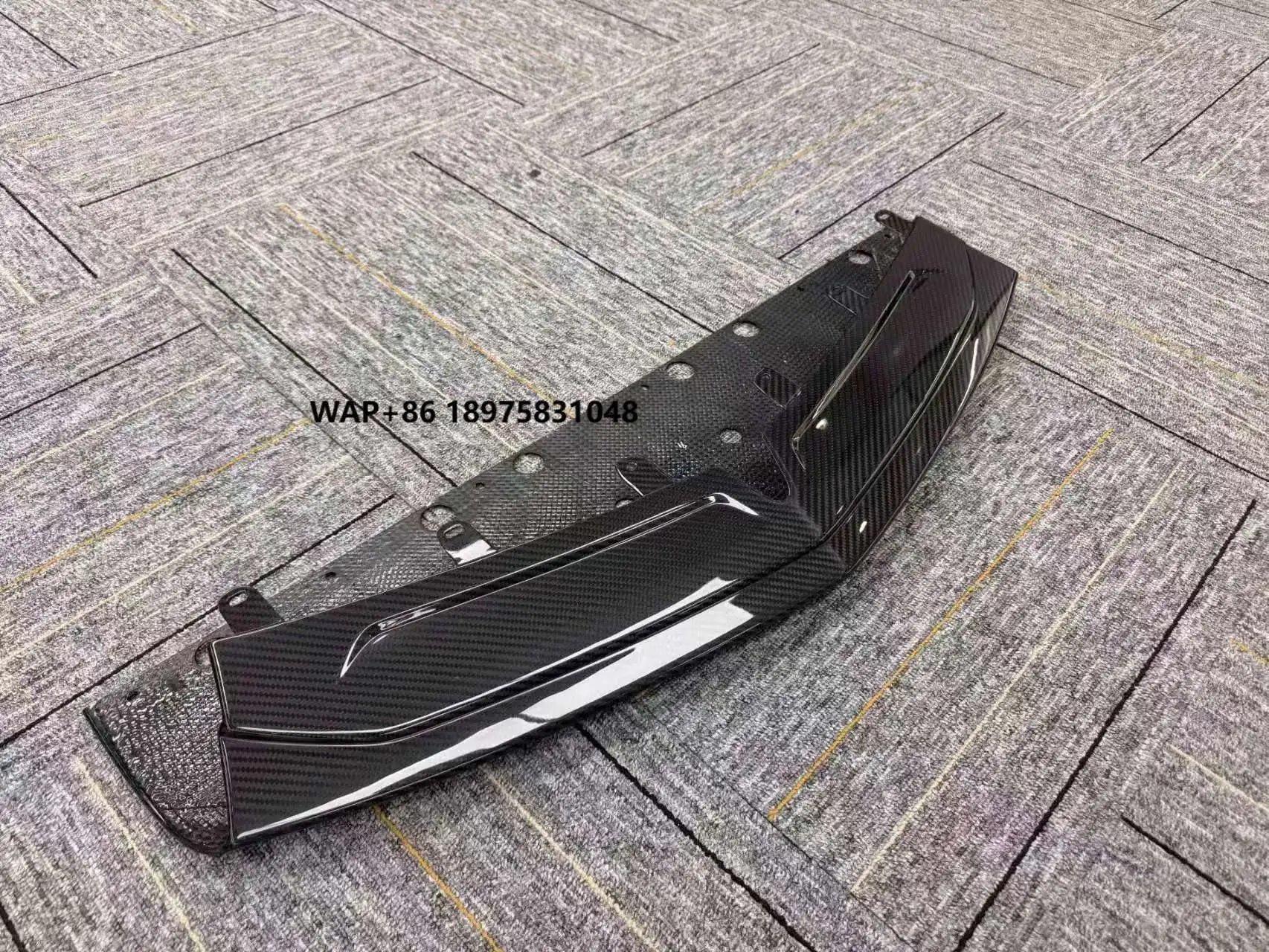 

Высококачественная передняя накладка на бампер Revuelto из сухого карбона в стиле OEM