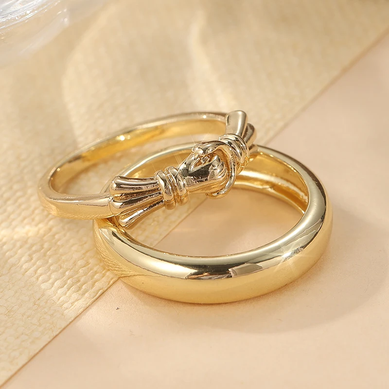 Klassisches Goldfarbenes Ringset mit Weißen CZ-Blumen für Damen Geometrischer Alltags- und Partyschmuck – Detail 1
