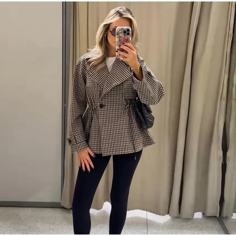 Karierte Trenchcoats mit Kragen, Kordelzug in der Taille und Schnürung, Damen, Streetwear, lange Ärmel, Knopfleiste, schmale Jacken, schicke Damenmode, neue Oberbekleidung. – Detail 4