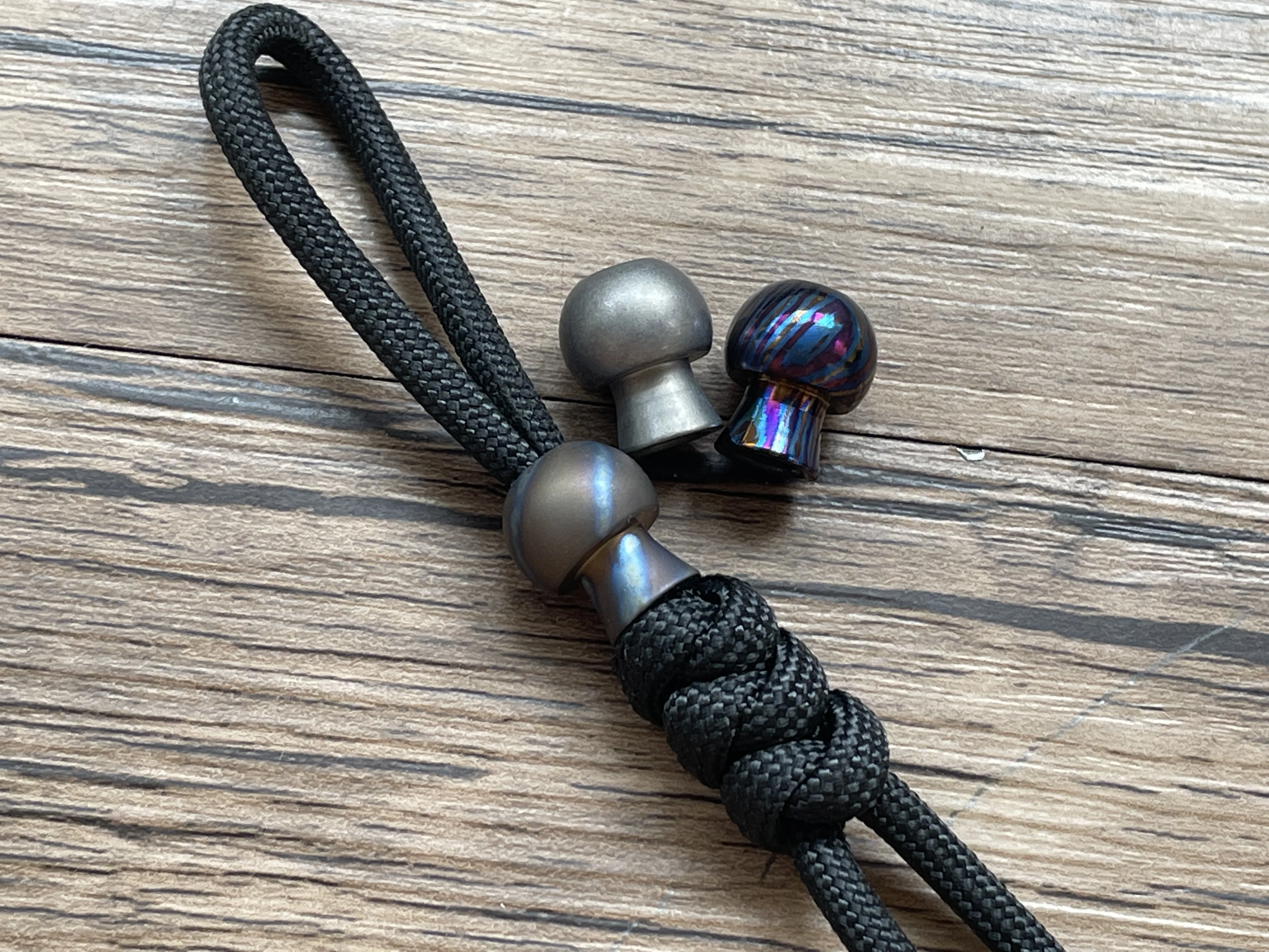 

1PC EDC Titanium Alloy Paracord Accessory Screw Thread Knife Beads EDC DIY Paracord Beads Flashlight Pendants