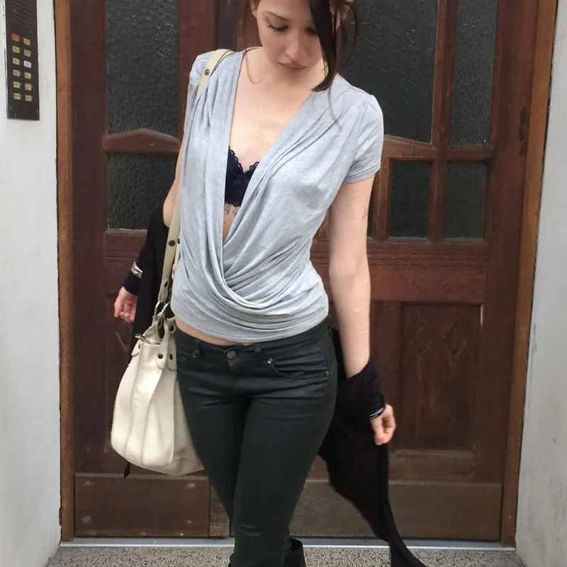 Retro aestheticism Sexy Deep V Swing Collar Women's New Fashion Design individuality Girl Short Sleeve Slim T-shirt