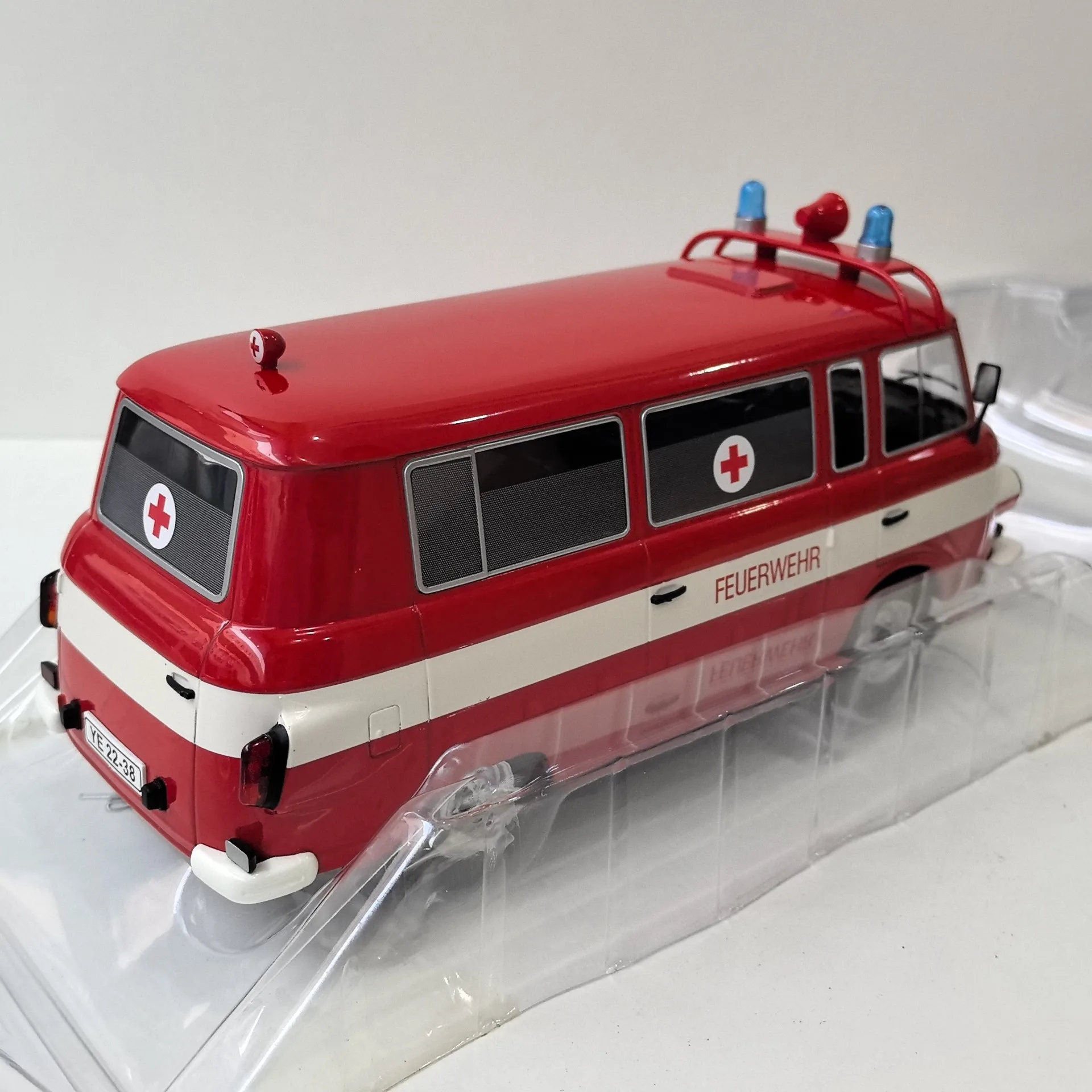 โมเดลรถพยาบาลไดแคสต์ MCG ขนาด 1/18 รุ่น BARKAS B 1000 ผลิตจากโลหะผสม ของสะสม ของเล่น ของที่ระลึก ของตกแต่ง