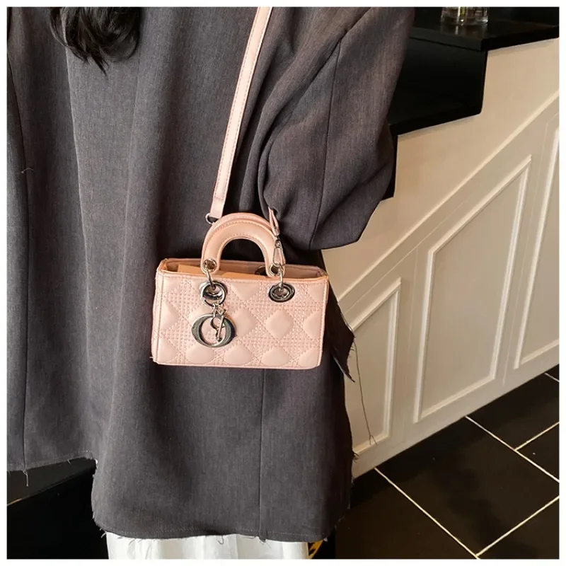 

Trendy Design Letter Logo Fashionable Commuter Bag For Women Casual Simple Vintage Elegant Leather Classic Crossbody Style