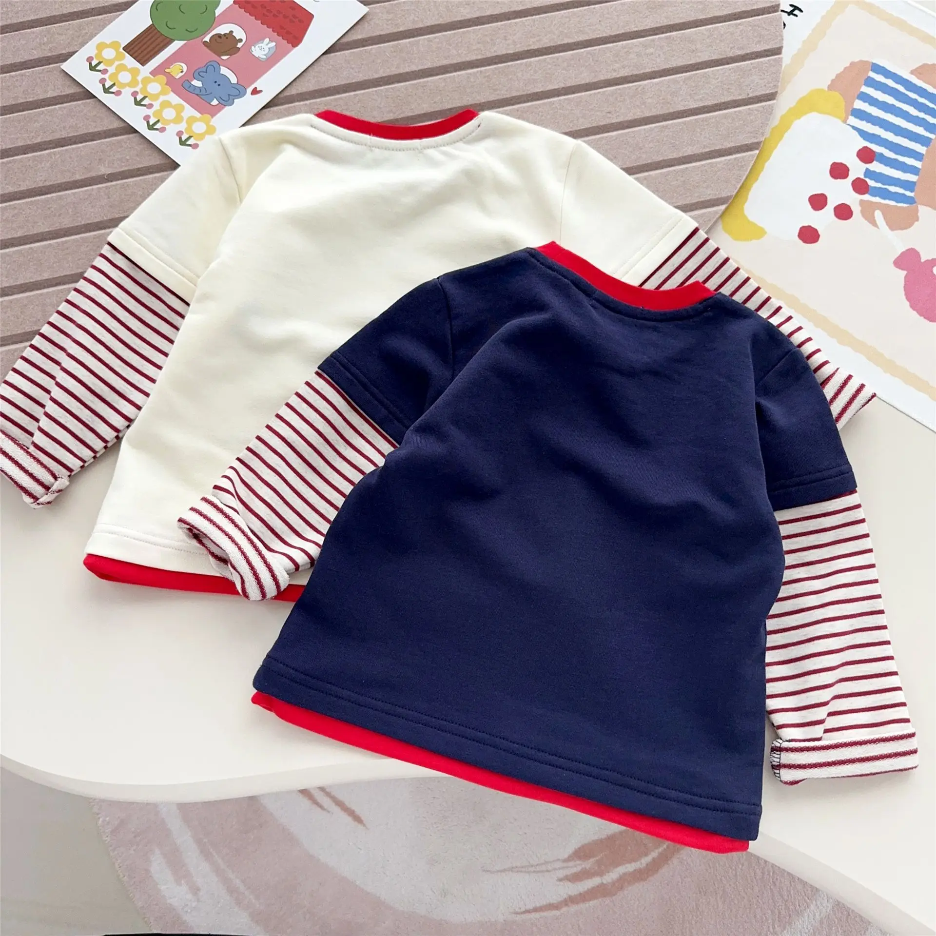 الأطفال تي شيرت بأكمام طويلة 2025 الخريف الياباني نمط جديد لطيف الهندسة سيارة وهمية اثنين الكرتون القمم للبنين والبنات