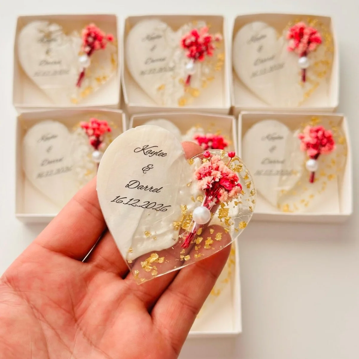 Cadeaux de mariage personnalisés en gros pour les invités, aimant en résine époxy personnalisé avec fleurs séchées, cadeau de baby shower en gypsophile, En