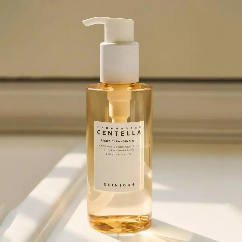Centella Asiatica Facial Cleansing And Makeup Remover Oil Soothes The Skin, Dissolves Dirt And Moisturizes. Compact And Portable