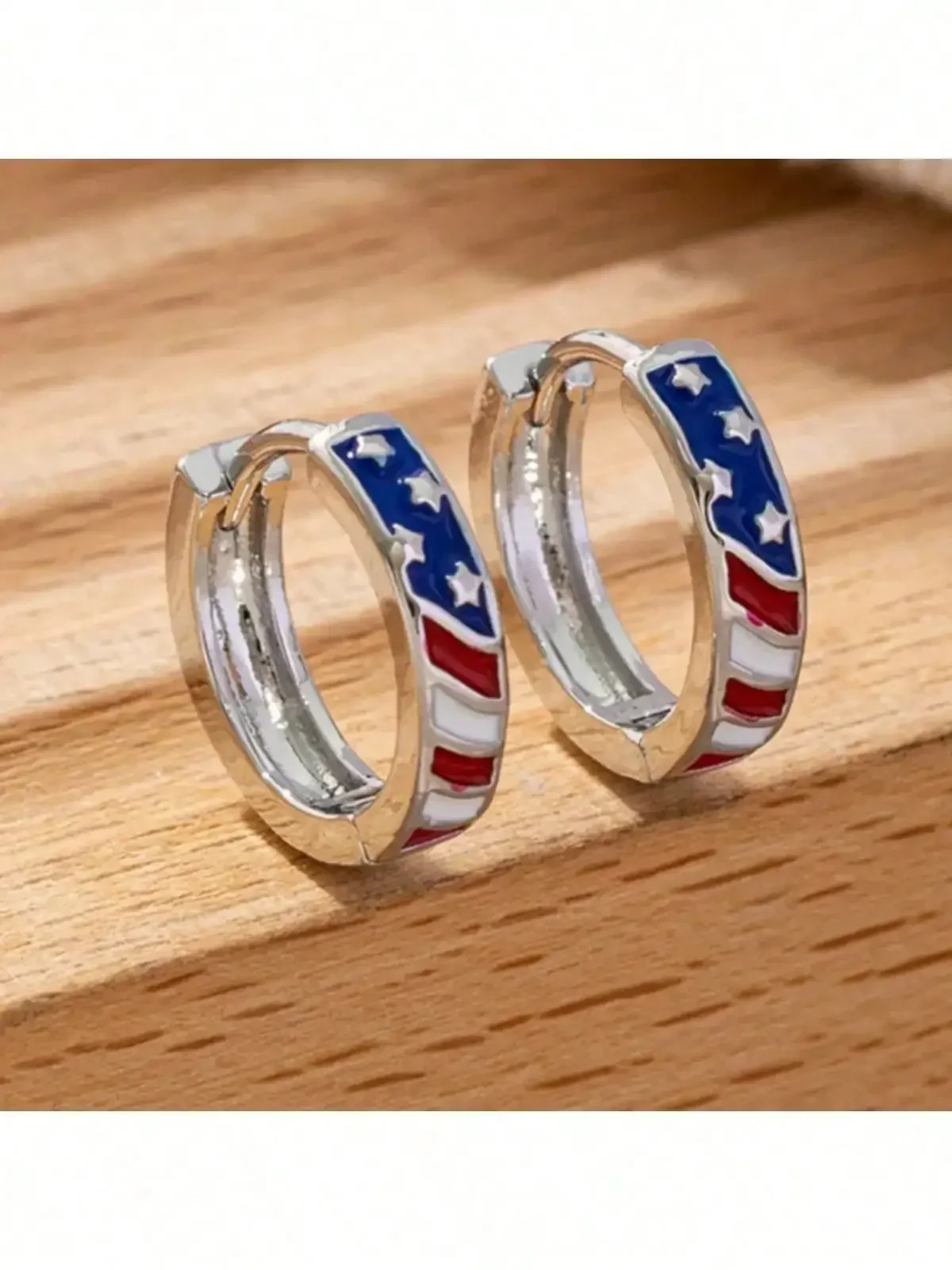 

A unique pair of colorful enamel earrings featuring an American flag design. Stylish earrings suitable for both men and women.