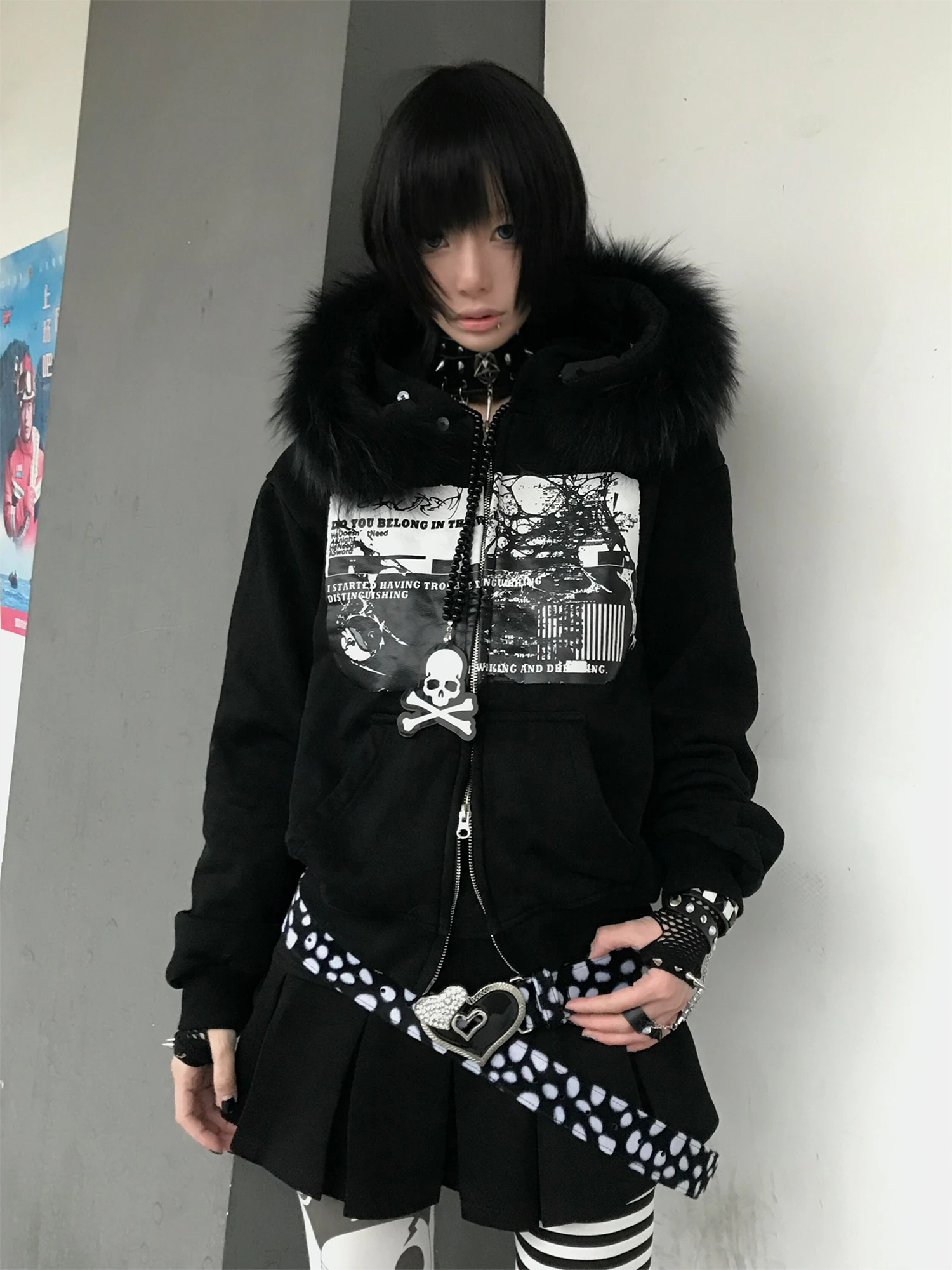 Dames gothic punk hoodie met rits, zwarte nepbontkraag, grafische print sweatshirt, Y2K grunge streetwear casual top ﻿