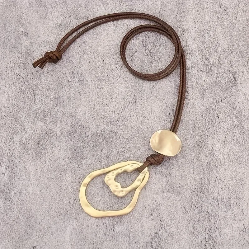 Boho-Stil Braune Leder-Halskette mit Geometrischem Unregelmäßigem Rundem Hohlem Anhänger für Frauen Lange Choker-Schmuckstücke Geschenke – Detail 4