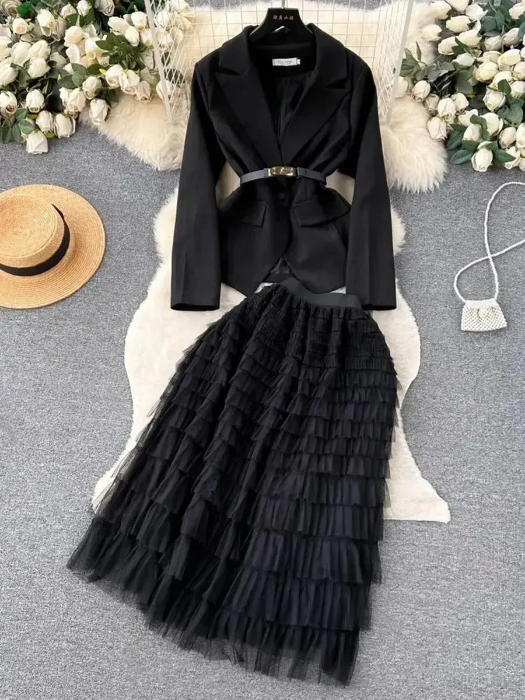 Pop 2024 Set di abiti firmati di moda da donna con intaglio giacca kaki con cintura giacca cappotto + gonna midi in tulle a rete con torta abiti a due pezzi