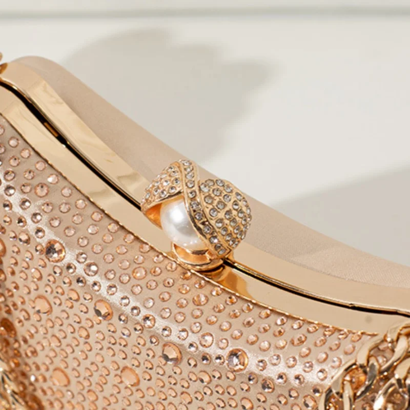 Squisita pochette da sera con cinturino a catena decorata con perle impreziosite di strass scintillanti in nero argento e colori champagne