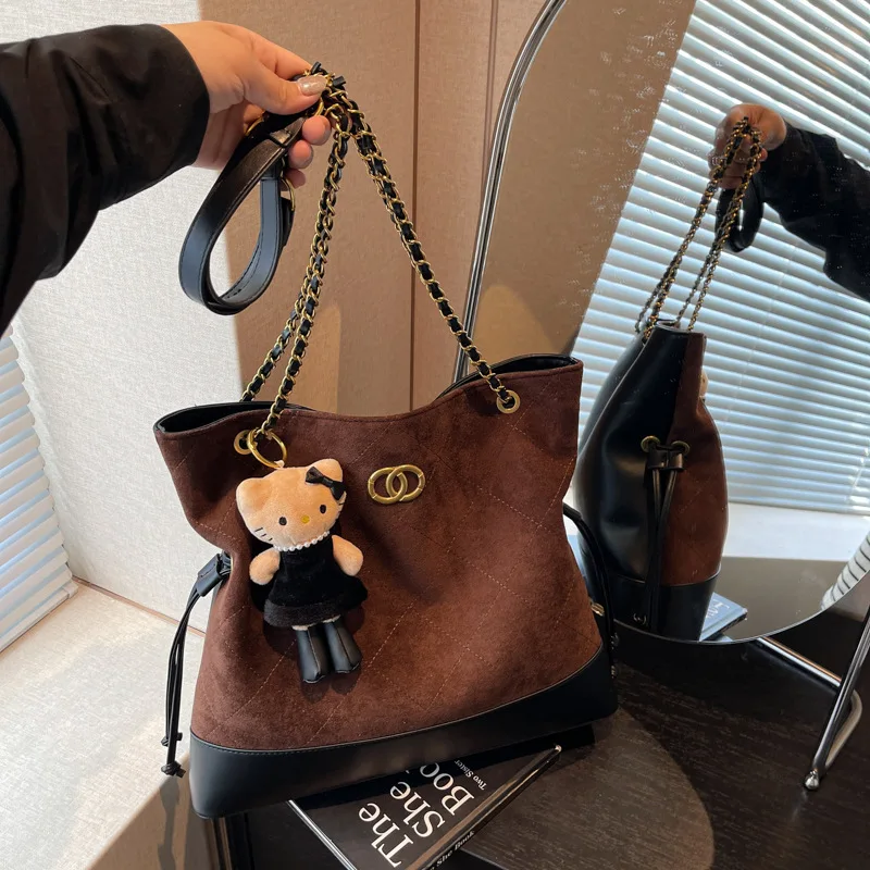 محفظة أنيقة من جلد الغزال البوهيمي 2025 حقيبة دلو كبيرة أنيقة غير رسمية للنساء حقيبة كتف كروسبودي