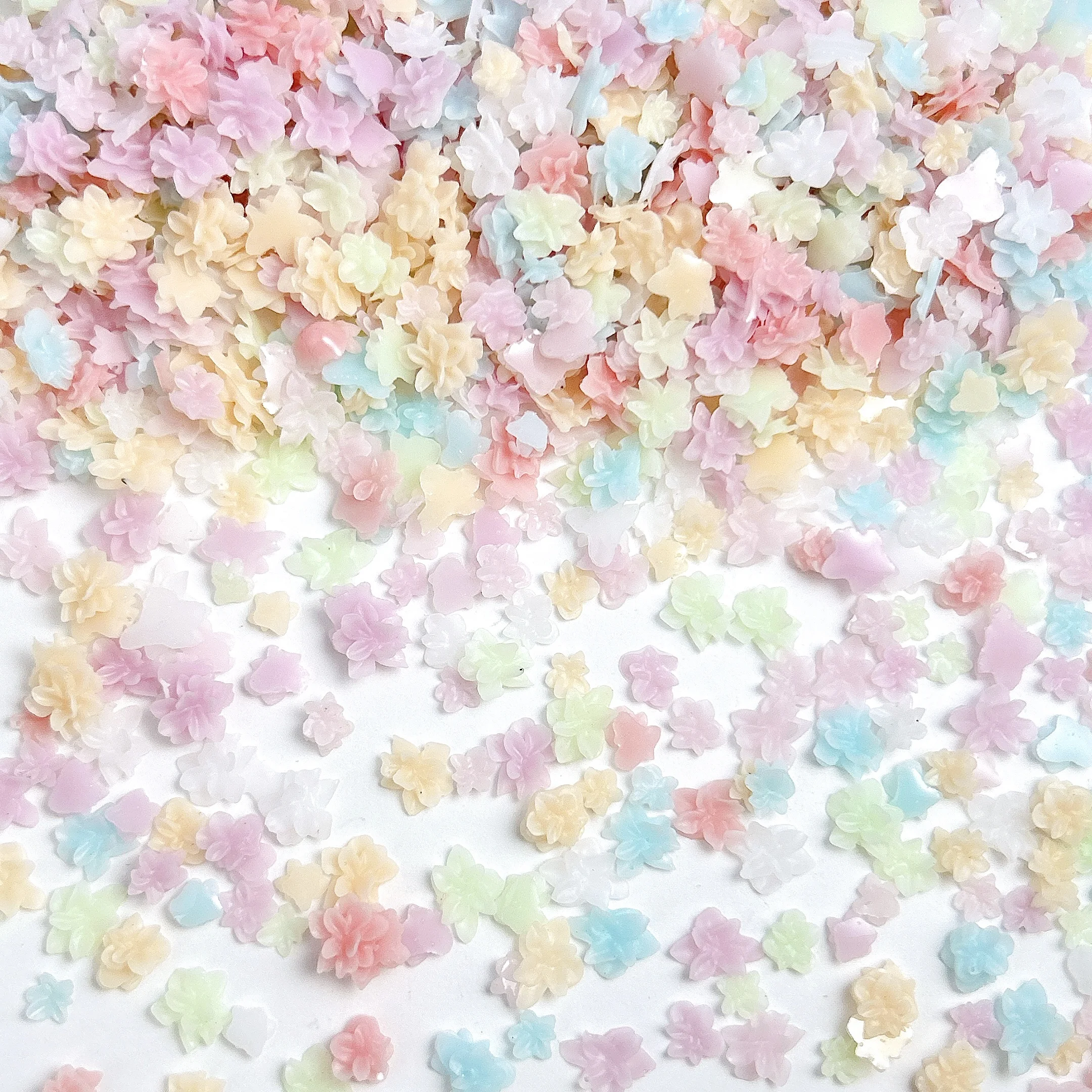 50PCS New Creative Irregular Flowers Resin Nail Charms Minimalist Sweet Colorful Blossoms Mixed Nail Art Decorations DIY Nails