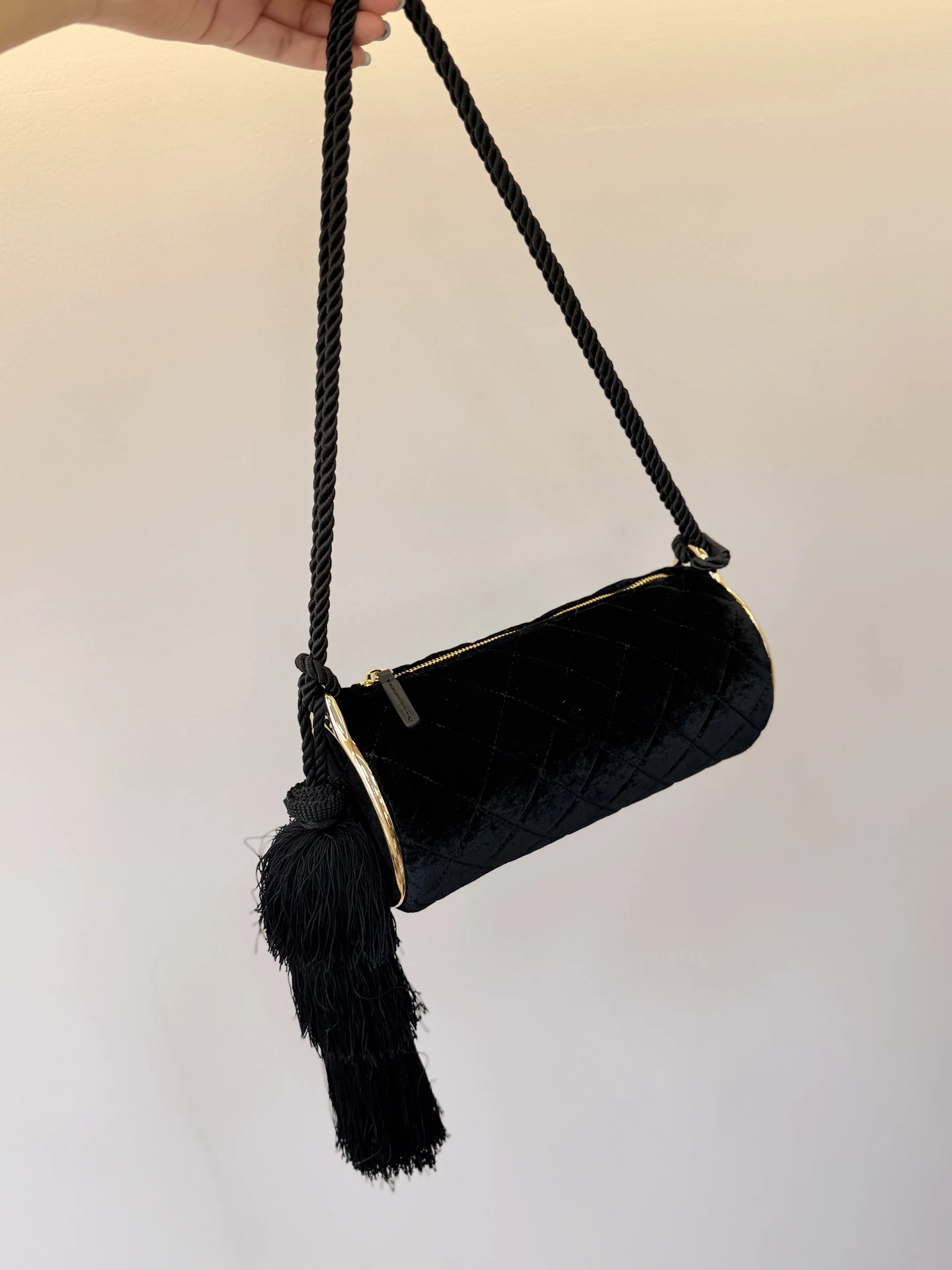 Velvet Tassel Bucket Bag Women's Underarm Single Shoulder Handbag Fall 2026 New Fashion Small Fragrance Style Diamond Grid