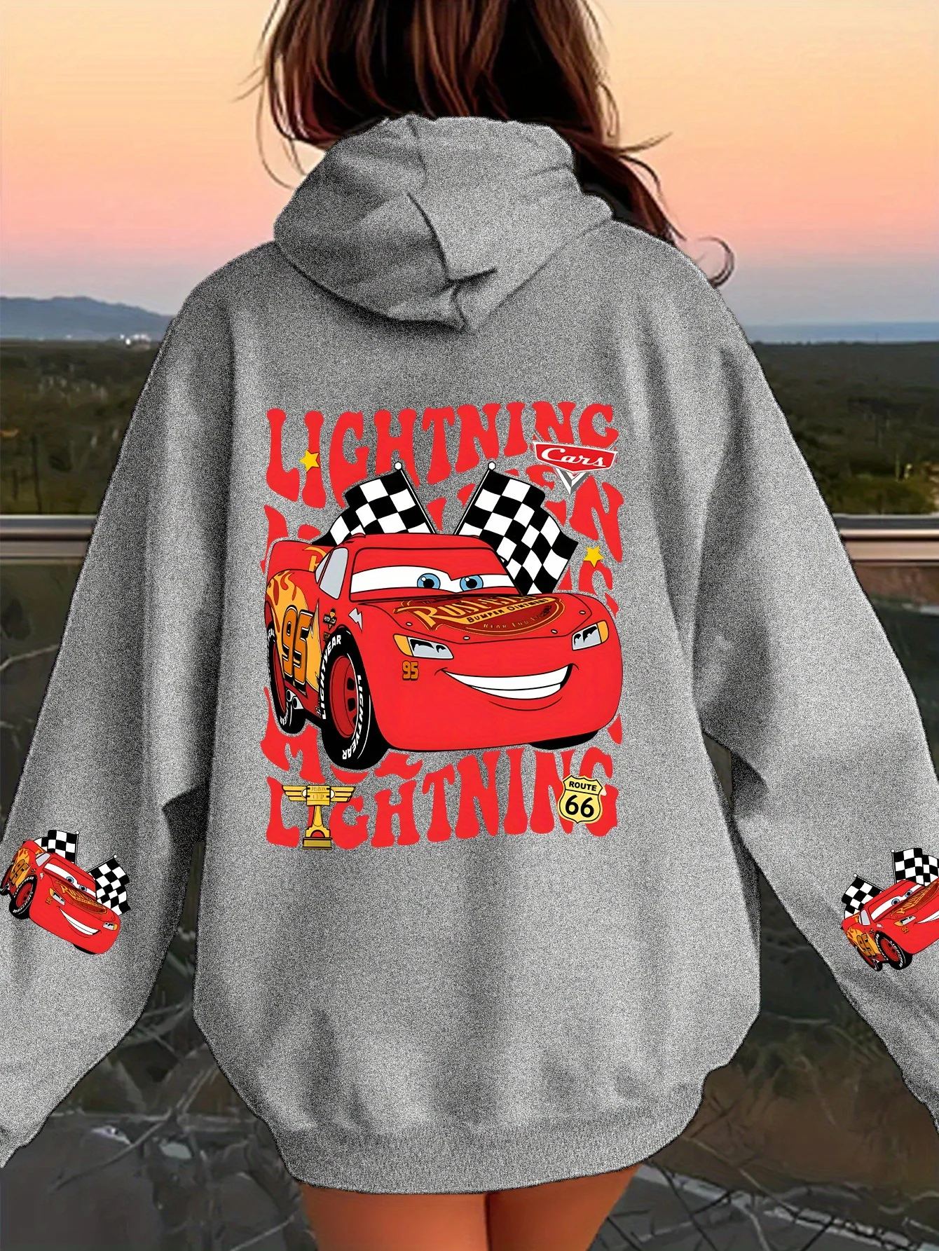 Damska bluza z kapturem Disney Zygzak McQueen, motyw retro ciężarówki, nadruk, jesienno-zimowa, z polarową podszewką.