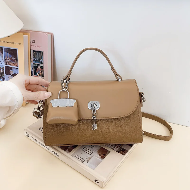 

‌Trendy 2025 Shoulder Messenger Bag - Women's Vintage Lock Purse with Spacious Retro Design‌