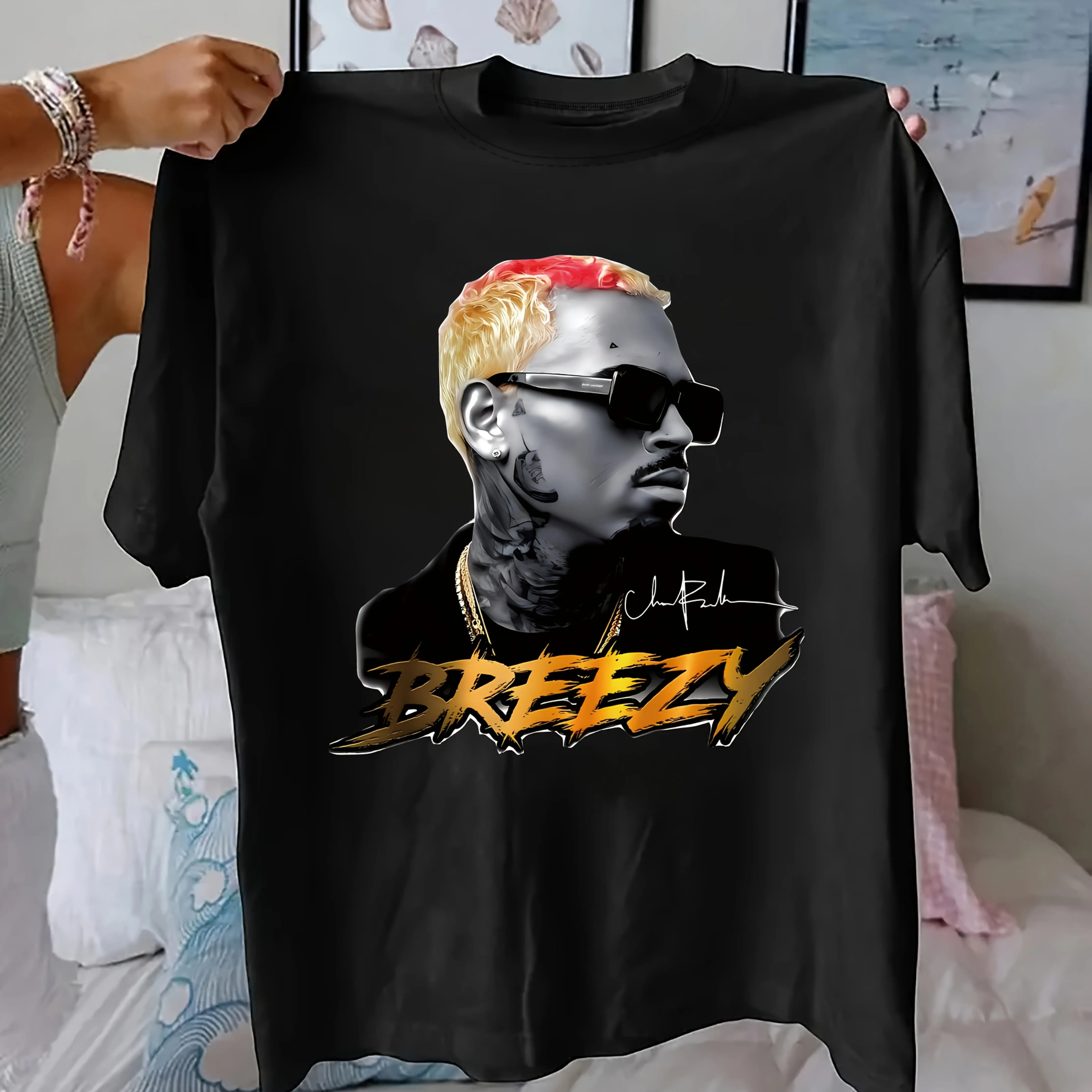 Chris Brown T-Shirt graphique décontracté col rond manches courtes noir avec lettrage jaune audacieux conception de tatouage Style hip-hop de rue