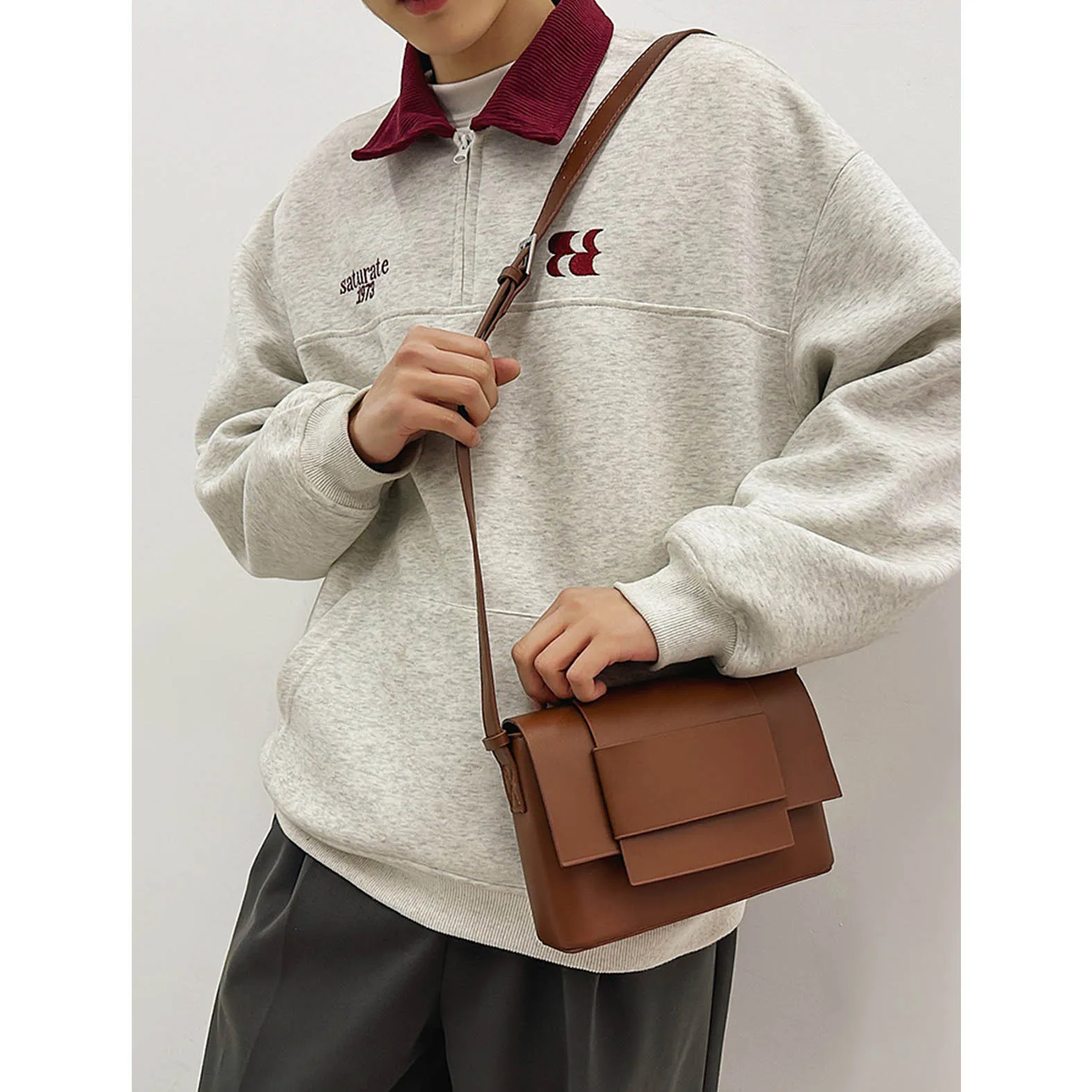 

Single shoulder crossbody bag, simple splicing small square bag, tofu bag, fashionable and versatile commuting shoulder bag