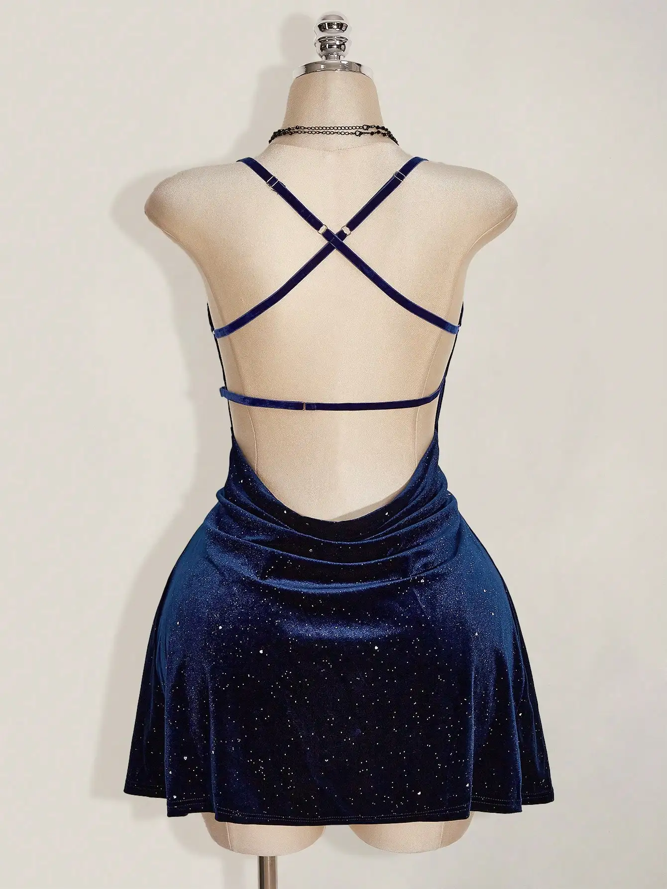 

Облегающее мини-платье из блестящего бархата с драпировкой на шее и открытой спиной