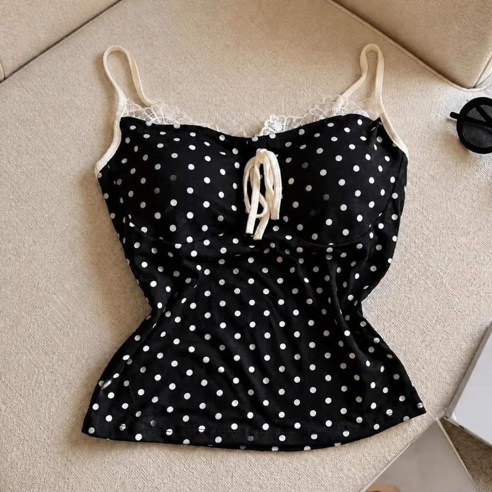 Stilvolles, schmal geschnittenes Polka-Dot-Cami-Top, dehnbares, ärmelloses Camisole mit Spitzenbesatz, atmungsaktives, gepolstertes Top mit Spaghettiträgern zum Überziehen. – Detail 11
