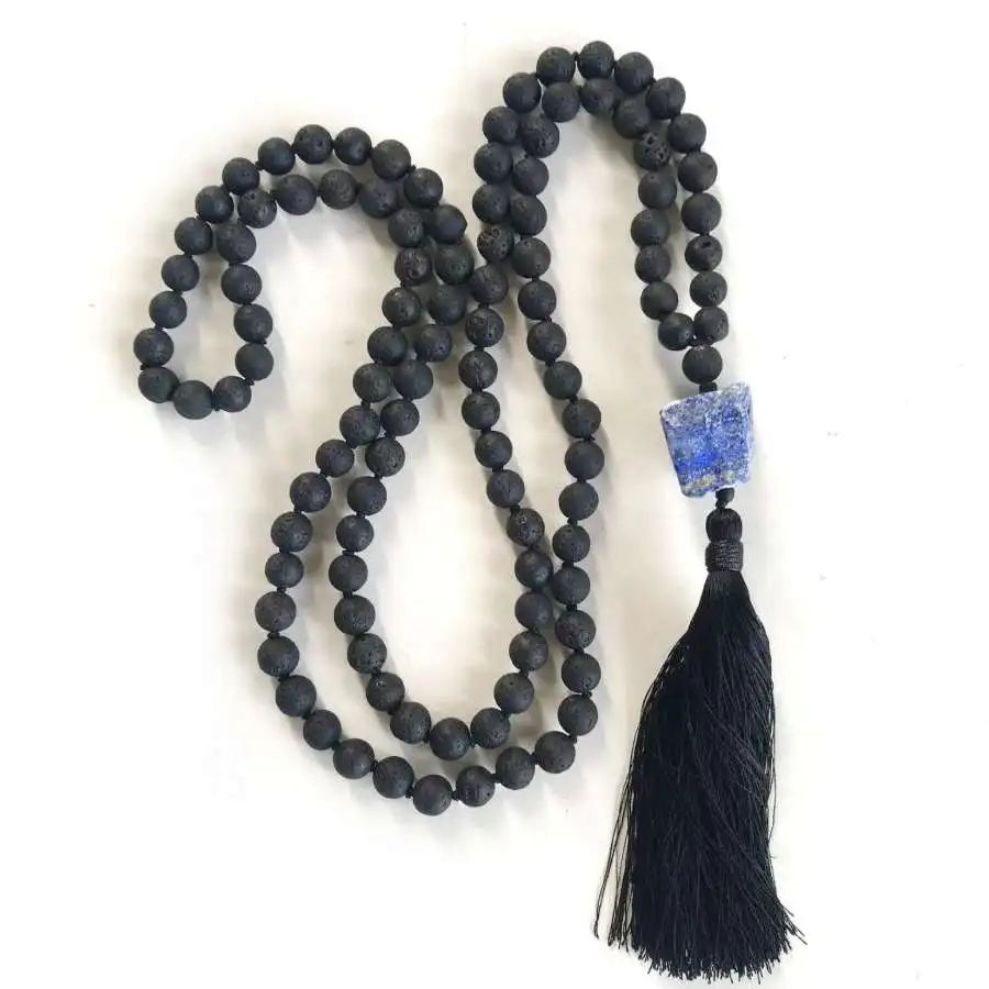 

Ожерелье-мала из натурального лавового камня и необработанного лазурита (108 бусин) с черным кисточком, для заземления и исцеления интуиции, кристаллическое украшение