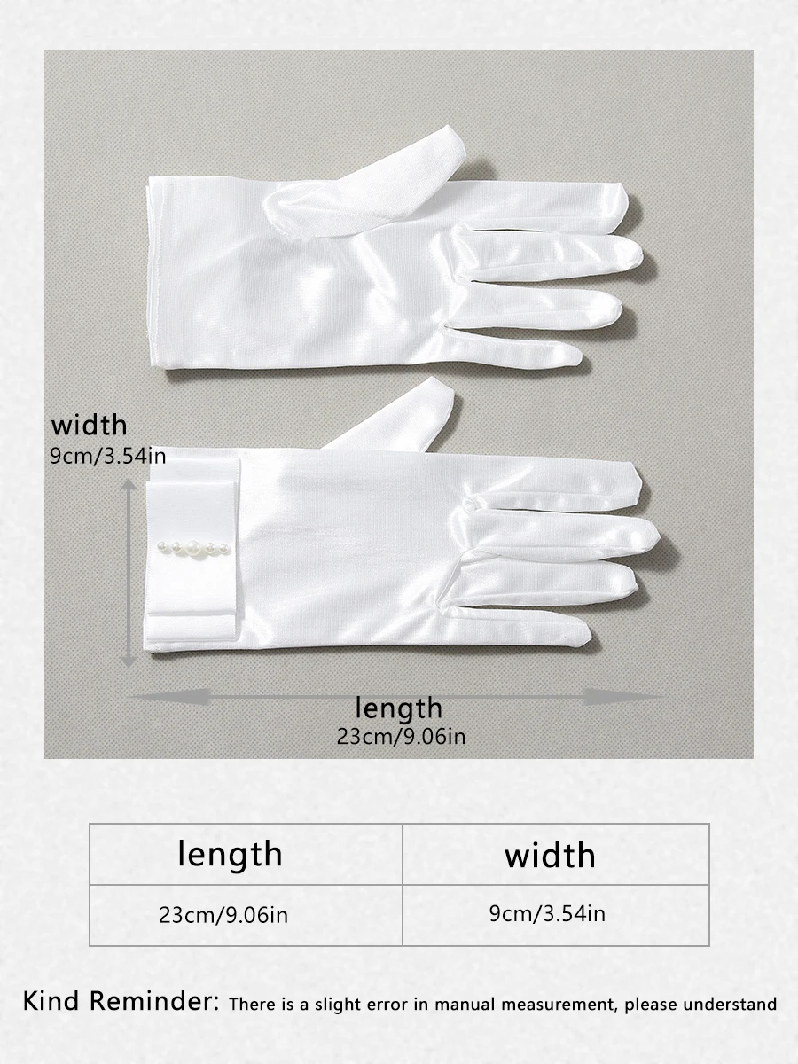 The bride's accessory is a pair of white minimalist split finger gloves suitable for women's wedding parties