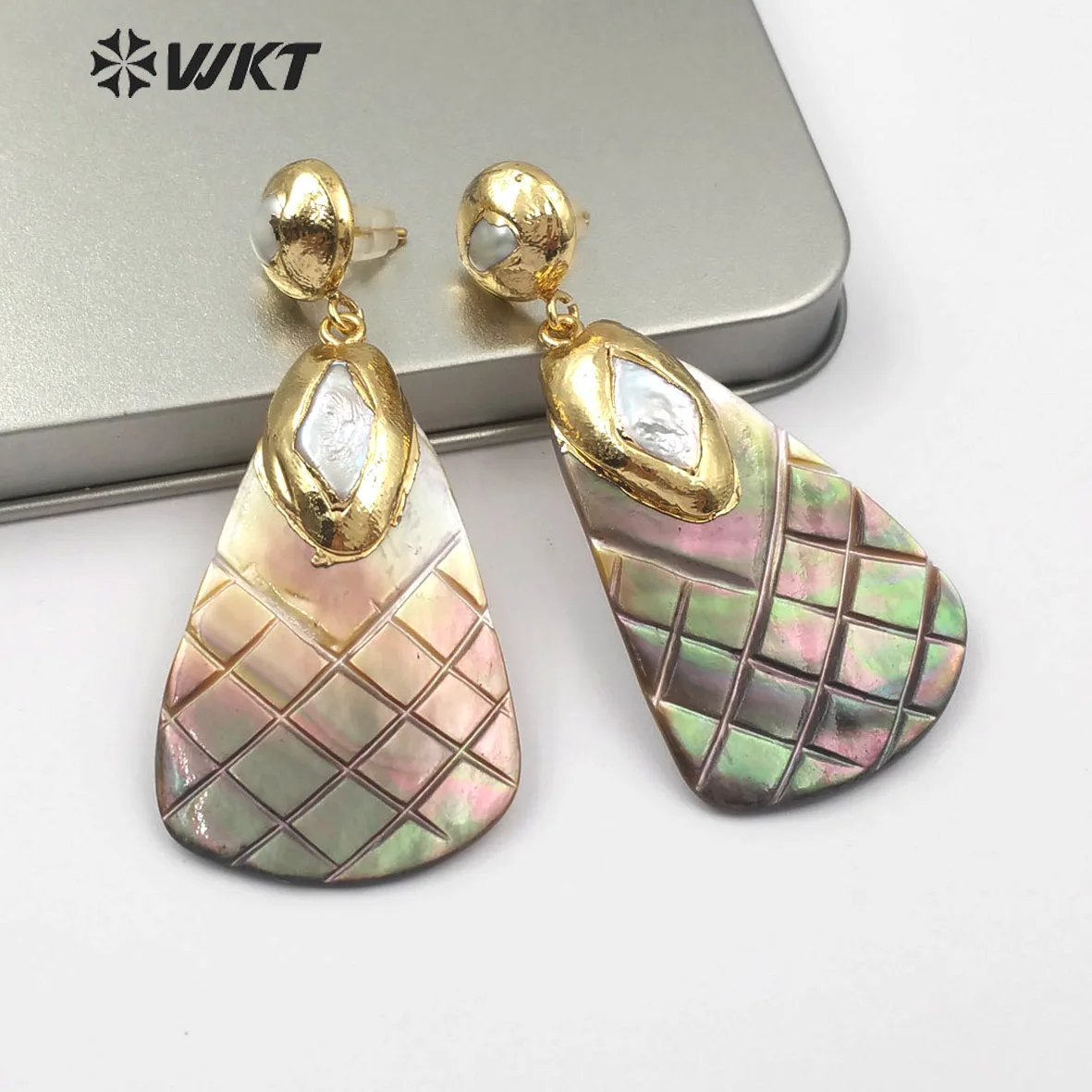 WT-E501 Wholesale Unique Design Natural Shell Earrings Geometric Elements Style Carved Fishnet Pattern With Pearl Jewelry