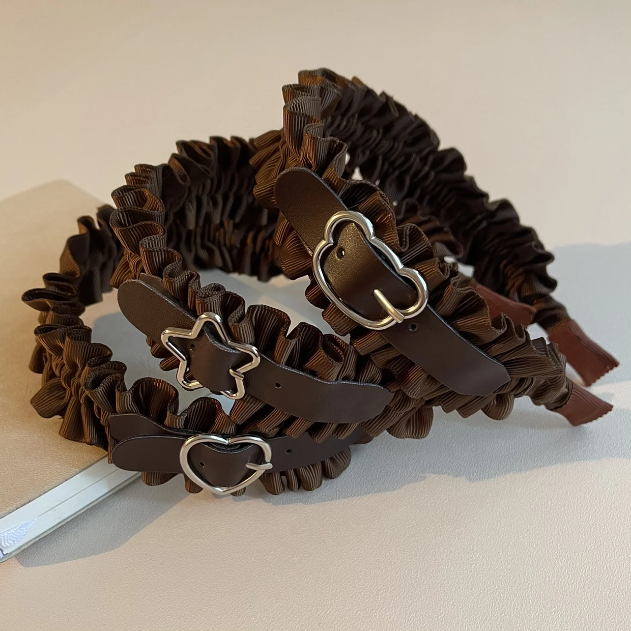 

Оригинальная плиссированная кожаная повязка на голову ручной работы с пряжкой, японская осенне-зимняя повязка на голову коричневого кофейного азиатского Y2k для женщин