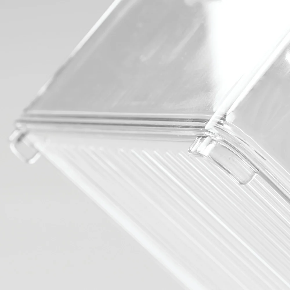 Durchsichtiger stapelbarer Kühlschrankbehälter aus Kunststoff mit Vordergriff zum Organisieren von Snacks, Joghurtbeuteln, Perishables und Haushaltsutensilien