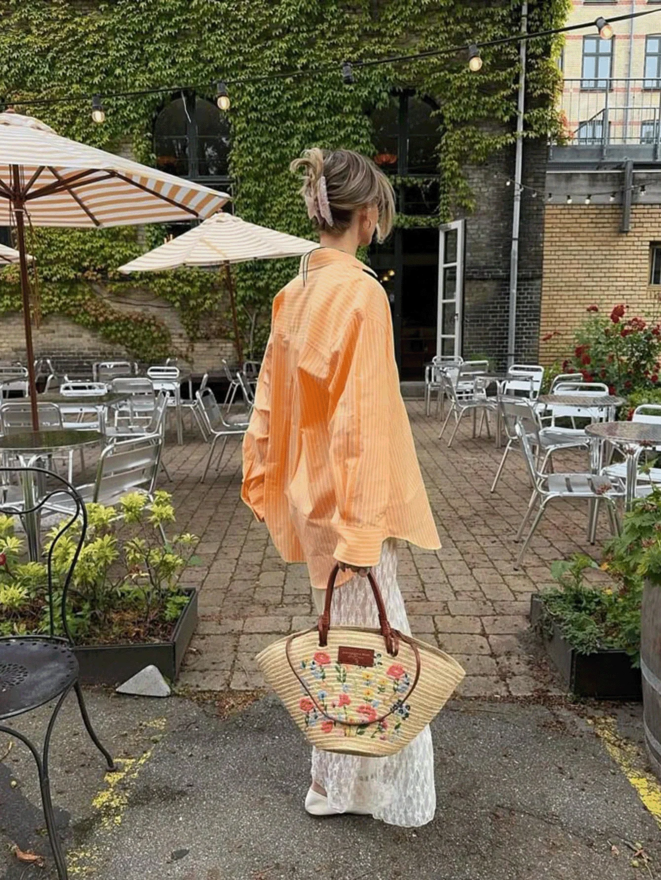 Damska koszula w jaskrawo pomarańczowe paski, styl casual na wczesną jesień, street style z kieszenią, idealna do chodzenia i dojazdów do pracy.