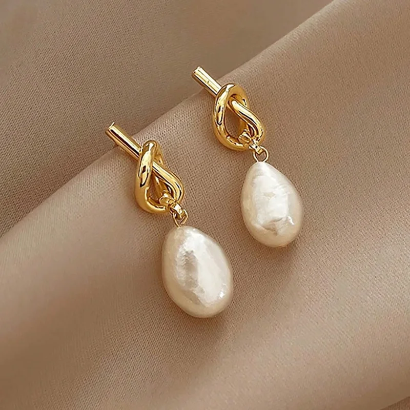 A pair of elegant retro artificial pearl earrings, women in daily life, weddings, banquets, and other occasions to wear