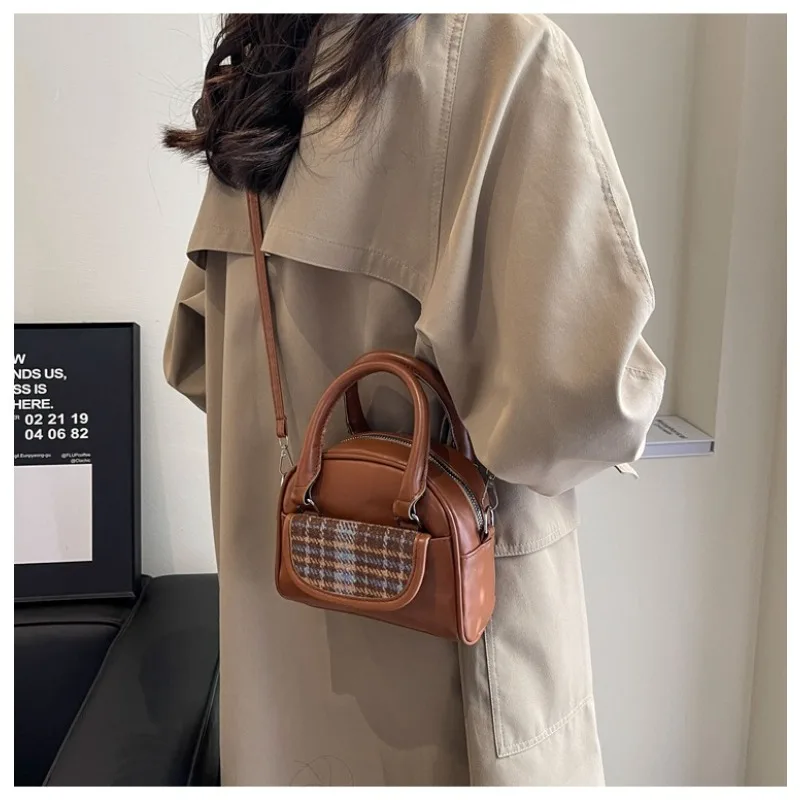 

Niche Small Crossbody Bag Women Winter New Retro Female Shoulder Bag Handbag Western Style Joker Commuter Fashion Shoulder Bag