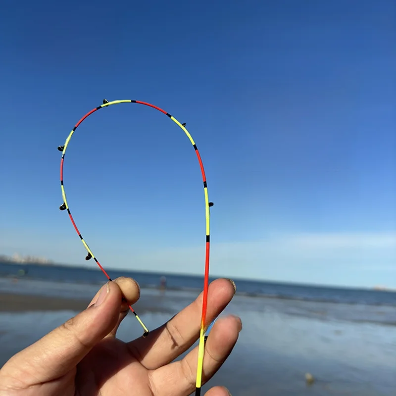 قصبة صيد من التيتانيوم والكربون مكونة من قسمين للصيد من الشاطئ، مع رأس ثقيل متناسق، مناسبة للأنهار والجداول والبحيرات والمحيطات