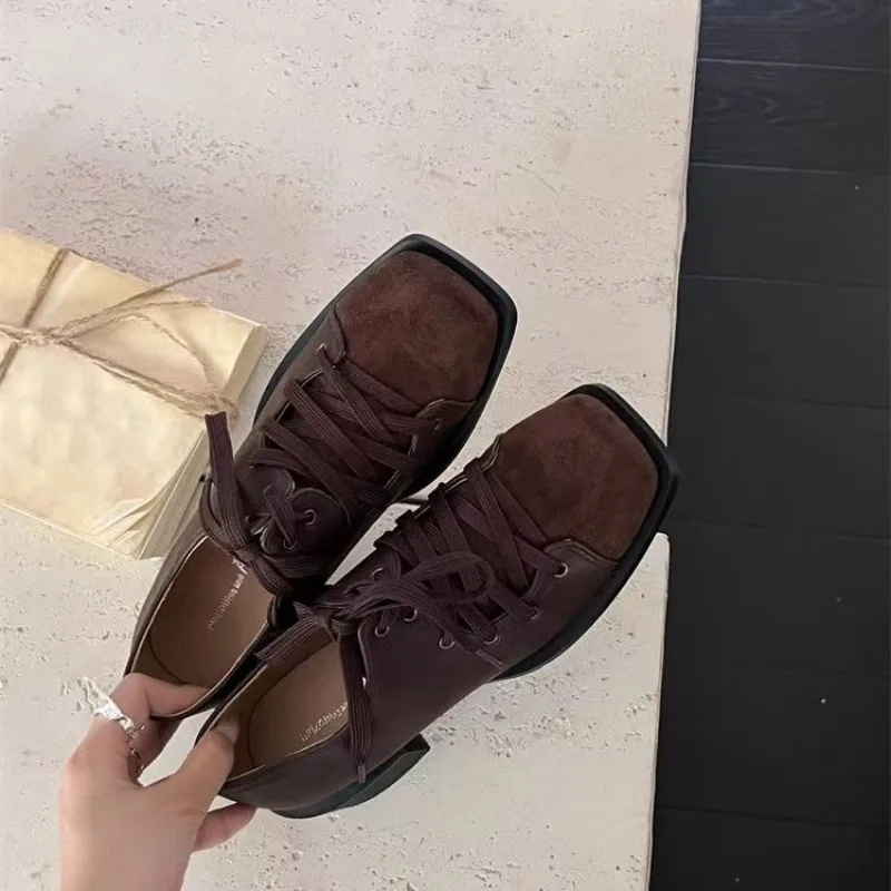 2025 sapatos de couro pequenos femininos primavera e outono vintage rendas até salto grosso cabeça quadrada único sapatos femininos de deslocamento