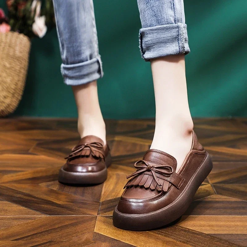 Mocasines Retro de cuero genuino hechos a mano para mujer, zapatos planos sin cordones, mocasines casuales de estilo universitario con borlas poco profundas, Primavera