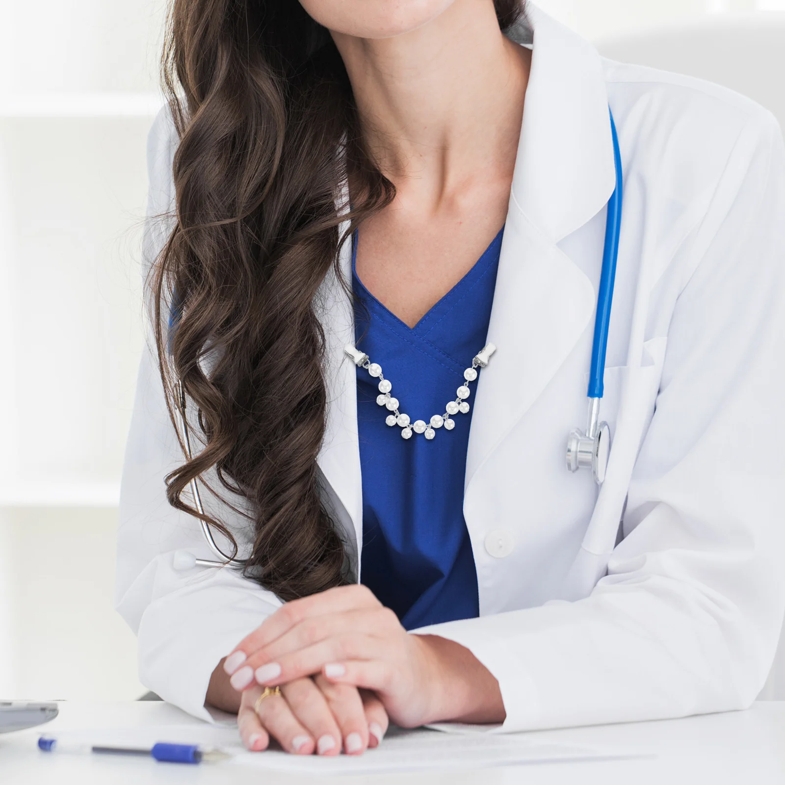 

Chic Pearl Sweater Clips Vintage Cardigan Collar Pin Shawl Fastener for Women Elegant Outfit Upgrade Cardigan Collar Chain Clip