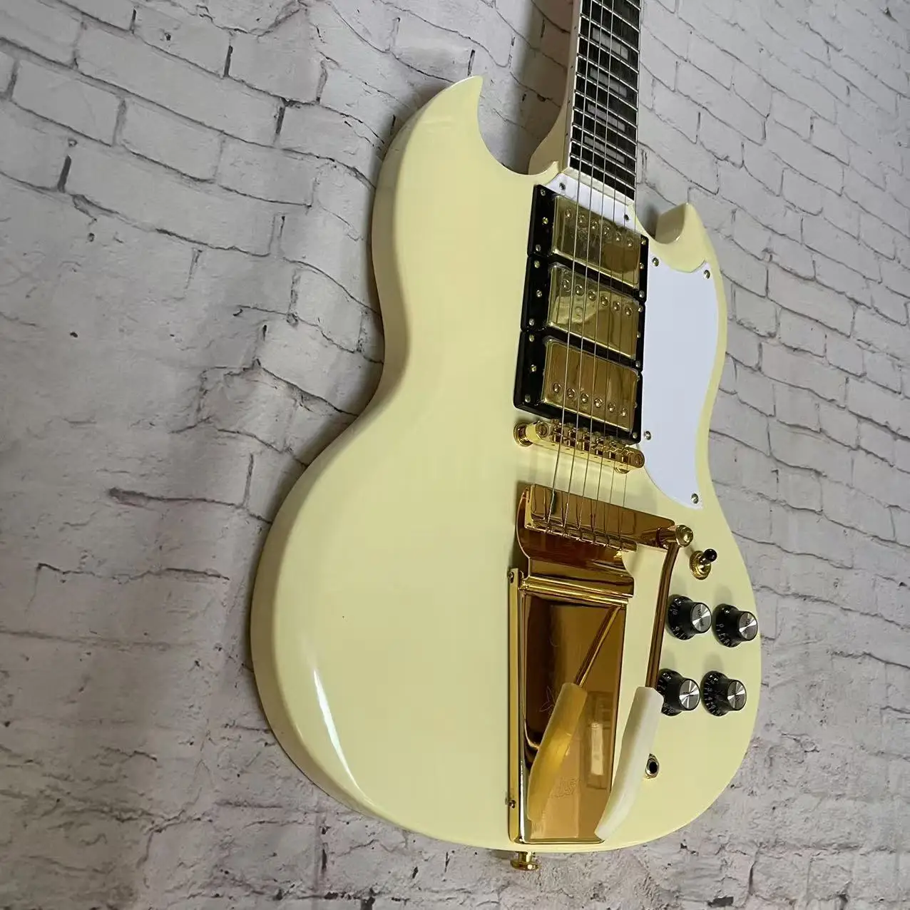 Electric Guitar 6-Chord Electric Guitar, Milk Yellow Body, Large Joystick String Pulling Plate, Factory Realistic Photo, Order a