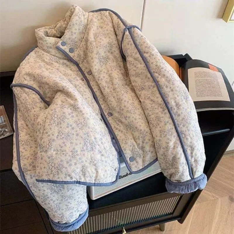 

Синяя маленькая бархатная хлопковая куртка с цветочным принтом для женщин зимы 2025 года, новая свободная теплая корейская версия для поездок на работу