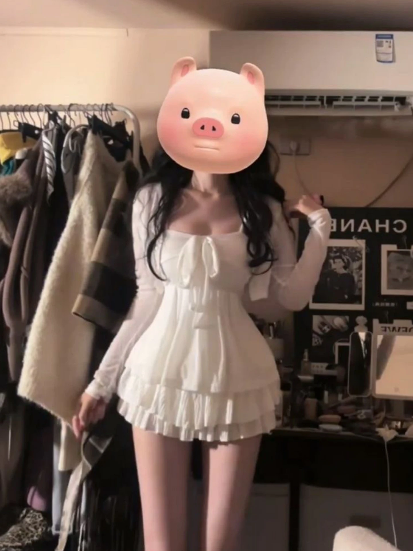 

Модный комплект для женщин: топ-бандо с завязками и длинная многоярусная юбка с высокой талией. Высокое качество.