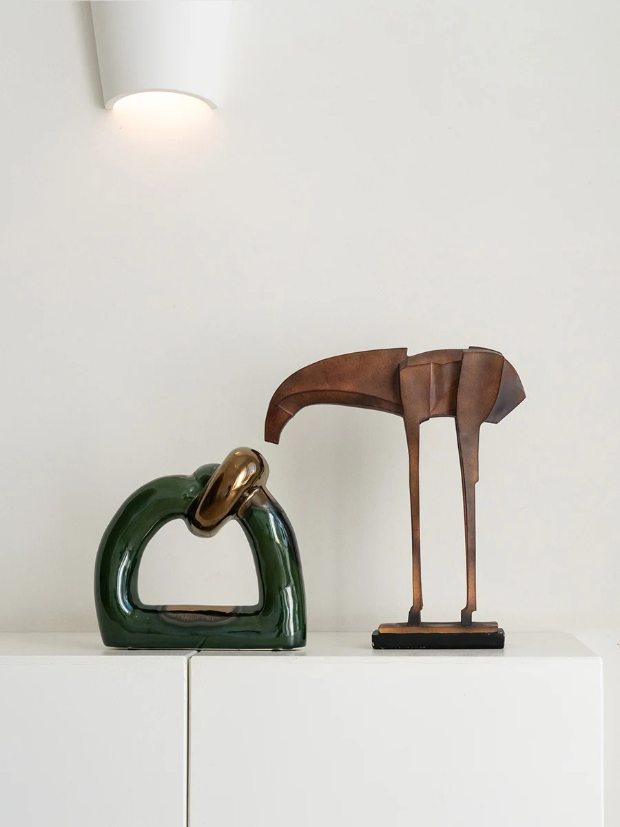 

Modern minimalist geometric kink ornament, Trojan horse home living room abstract art wine cabinet desktop decoration